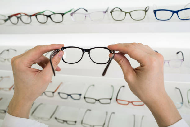 istock Choose glasses in the store optics 922957784