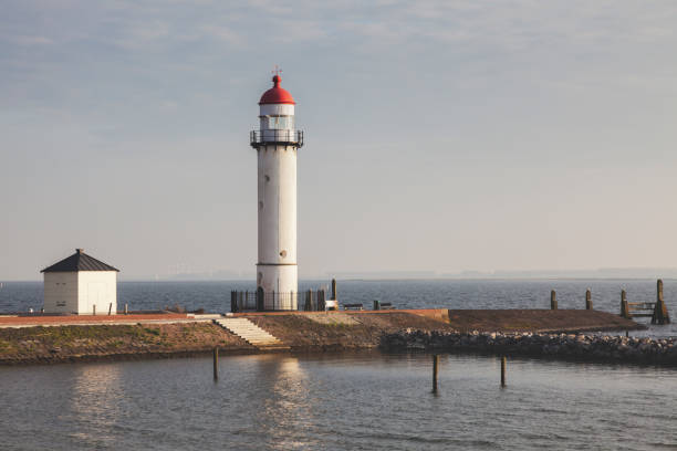 маяк хеллевоэтслуис в ни�дерландах - hellevoetsluis стоковые фото и изображения