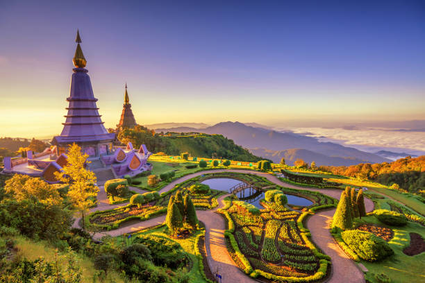 paisaje de dos pagoda (stupa de siri de noppha methanidon-noppha phon phum) en una montaña de inthanon, chiang mai, tailandia - bangkok fotografías e imágenes de stock