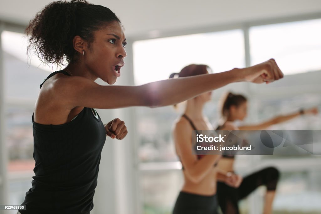 Hembras jóvenes fuertes ejercicio en gimnasio - Foto de stock de Esfuerzo libre de derechos