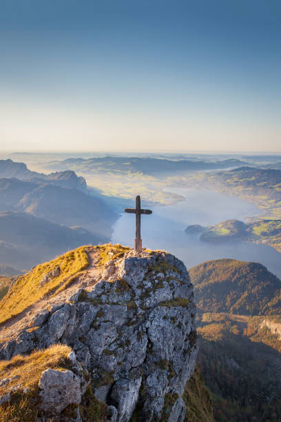 cima del monte schafberg al tramonto, salzkammergut, austria - wolfgangsee foto e immagini stock