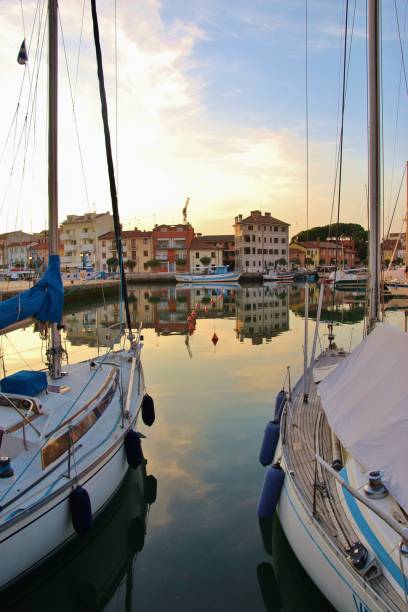 stary port grado , włochy. - north eastern italy zdjęcia i obrazy z banku zdjęć