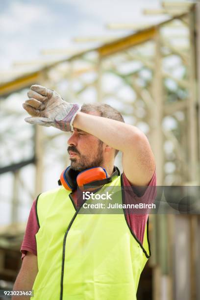 Capataz De Construcción Limpia Su Frente En El Calor Del Verano Australiano En Sitio De Construcción Foto de stock y más banco de imágenes de Calor