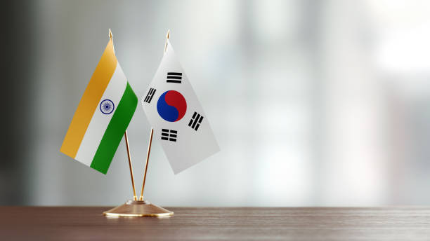 paire de drapeau indien et sud-coréen sur un bureau sur fond défocalisé - south korea south korean flag korea flag photos et images de collection