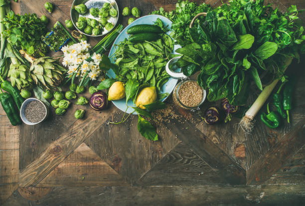 весна здоровой веганской пищи приготовления ингредиентов на деревянном фоне - artichoke food vegetable fruit стоковые фото и изображения