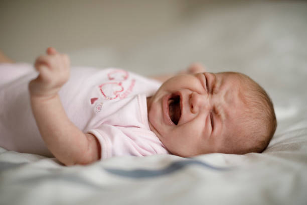 meisje van de pasgeboren baby huilen - huilen stockfoto's en -beelden