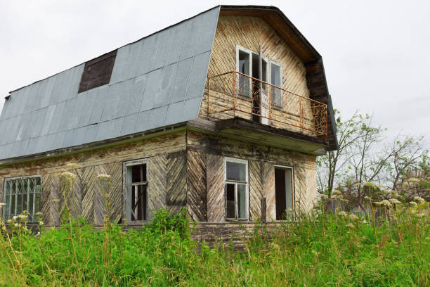 istock abandoned old wooden house 923031308