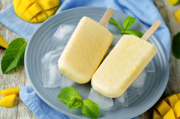istock Creamy mango ice cream with fresh mangoes and ices 923035374