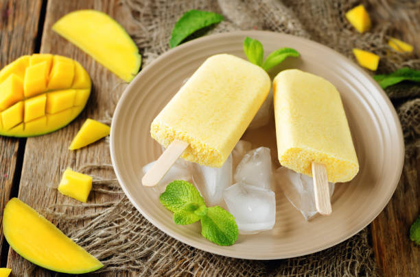 istock Creamy mango ice cream with fresh mangoes and ices 923035378