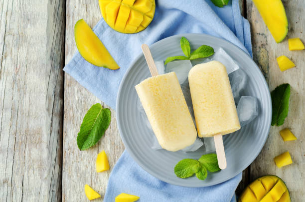 istock Creamy mango ice cream with fresh mangoes and ices 923035386