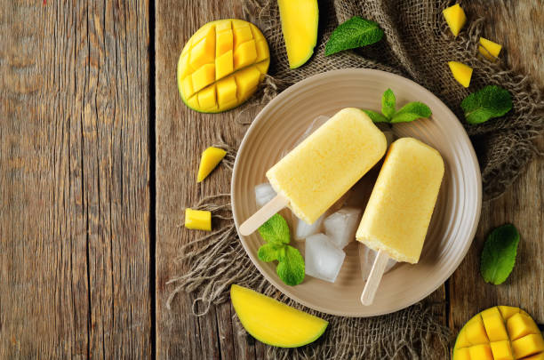 istock Creamy mango ice cream with fresh mangoes and ices 923035394