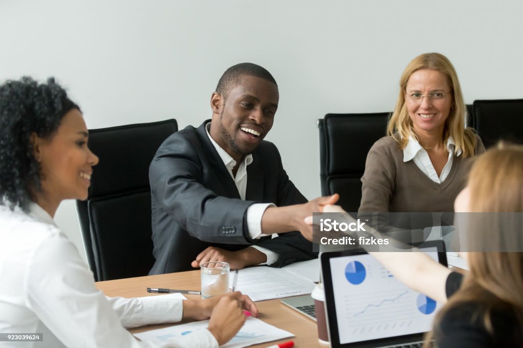 Negro satisfecho a empresario apretón de manos nuevo blanco pareja femenina concluir contrato - Foto de stock de Mediación libre de derechos