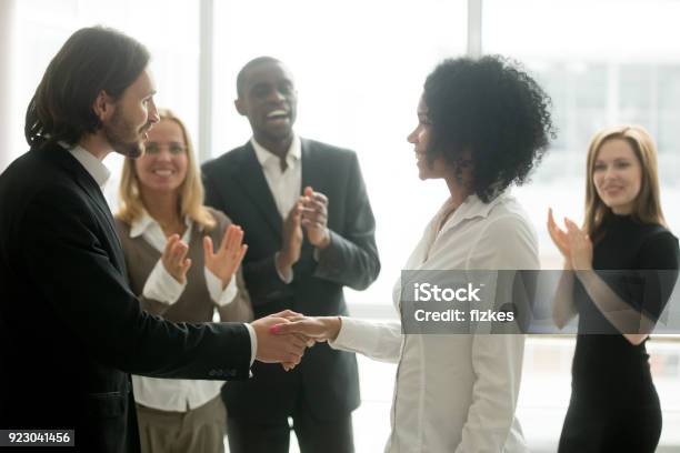 Grato Capo Stretta Di Mano Promuovendo Imprenditrice Africana Congratulandosi Con Il Successo Di Carriera - Fotografie stock e altre immagini di La scala del successo