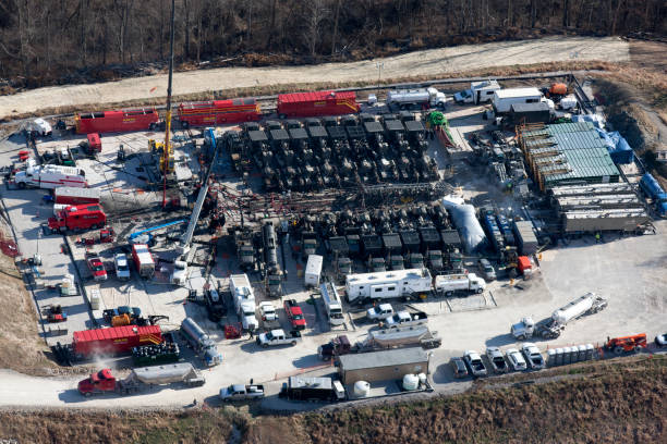 vista aerea di fracing un pozzo di gas - marcellus shale foto e immagini stock