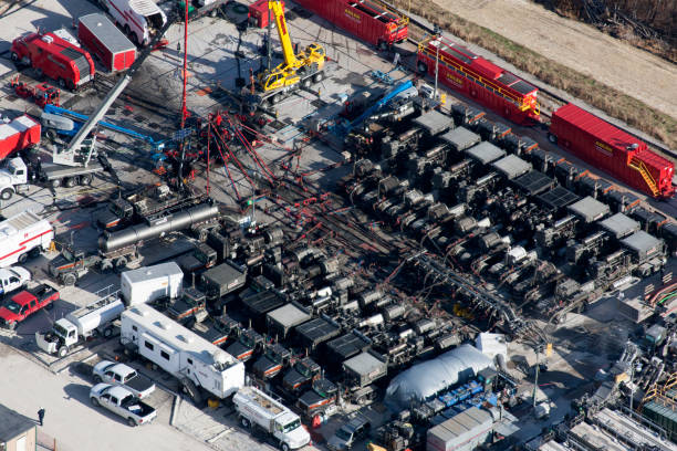 vista aérea de fracing un gas bien - marcellus shale fotografías e imágenes de stock