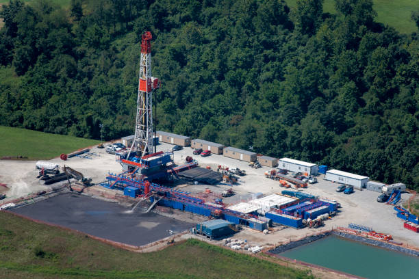 vista aerea di un pozzo di gas - marcellus shale foto e immagini stock