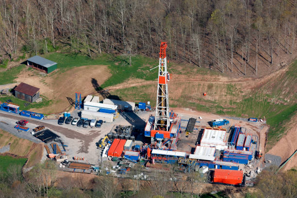 vista aérea de un pozo de gas - marcellus shale fotografías e imágenes de stock