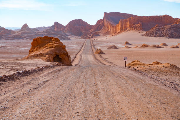 дорога в пустыне атакама - горы лунной долины - altiplano стоковые фото и изображения