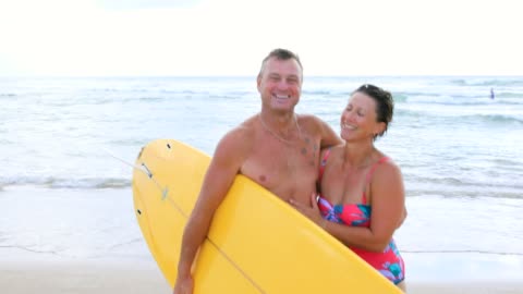 Casal de surf australiano idade madura