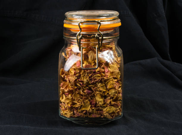 secar pétalos de rosa en un frasco de vidrio con tapa - maple leaf close up symbol autumn fotografías e imágenes de stock