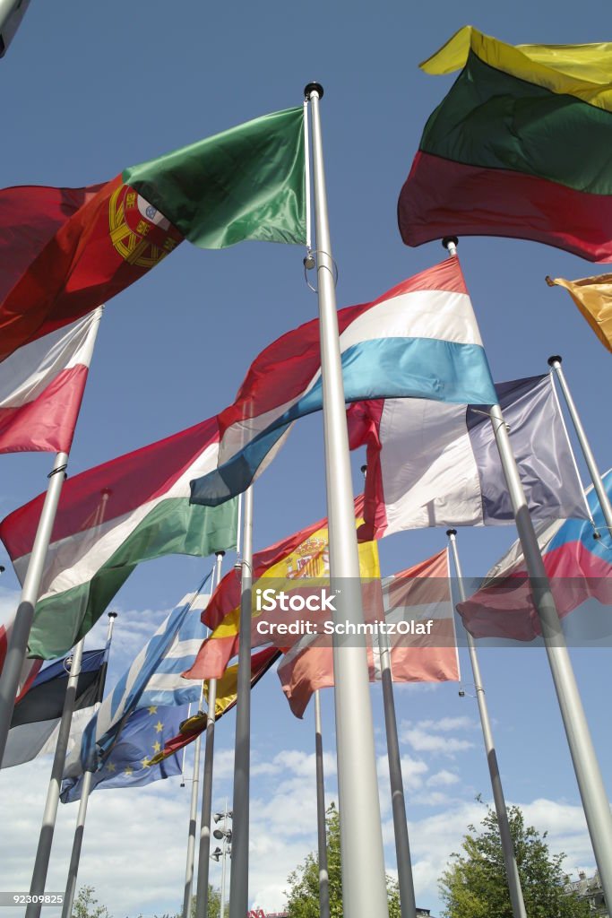 Banderas europeas de viento y cielo azul - Foto de stock de Amarillo - Color libre de derechos