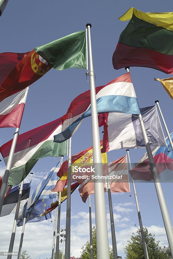Bandeiras europeias de vento no céu azul - Foto de stock de Amarelo royalty-free