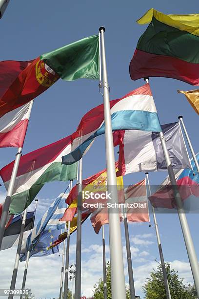 Европейские Флаги В Ветер С Небесноголубой — стоковые фотографии и другие картинки Без людей - Без людей, Большая группа объектов, Вертикальный