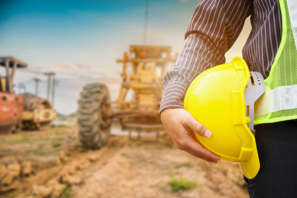 negócios asiáticos homem engenheiro pedreiro com capacete protetor amarelo no canteiro de obras - heavy labor - fotografias e filmes do acervo