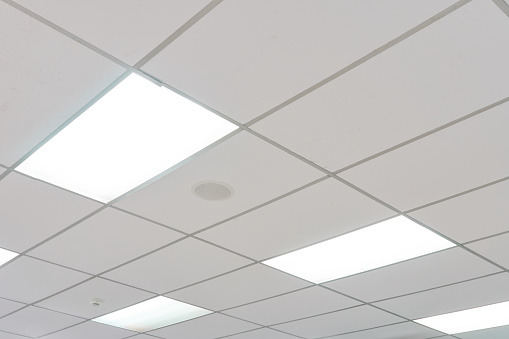 Blanco techo con bombillas de luz de neón en concepto de decoración interior de fondo inclinado view.as con espacio de copia de su texto o diseño. photo