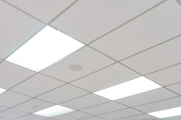 plafond blanc avec ampoule néon dans le concept de décoration d’intérieur de fond de view.as uprisen avec l’espace de la copie pour votre texte ou votre conception. - plafond photos et images de collection
