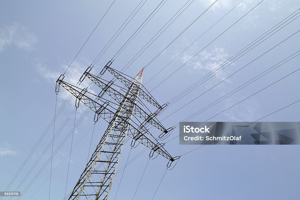 Grande poder torres de linha de eletricidade para transporte de Alta Voltagem - Foto de stock de Alta Voltagem royalty-free