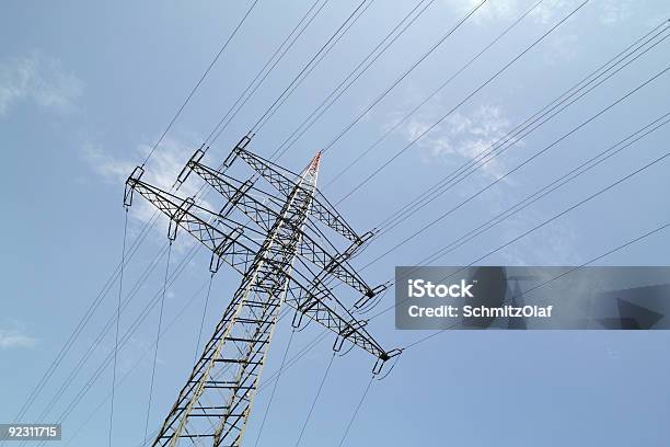 Foto de Grande Poder Torres De Linha De Eletricidade Para Transporte De Alta Voltagem e mais fotos de stock de Alta Voltagem