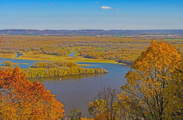 istock Missippi River Wetlands in the Fall 923123272
