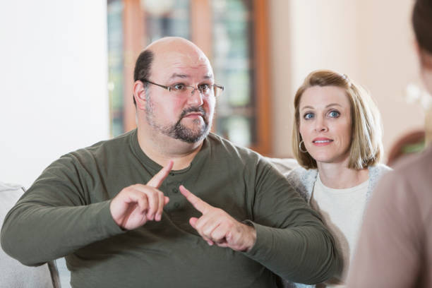 homem com a família, usando a linguagem de sinais - deaf american sign language hand sign human hand - fotografias e filmes do acervo