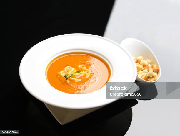 Tomatencremesuppe Garniert Mit Knäckebrot Auf Einen Weiß Und Schwarz Stockfoto und mehr Bilder von Basilikum