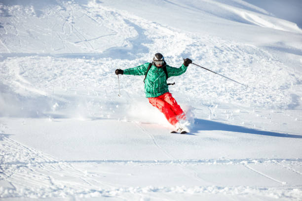 skifahrer tiefschnee freeride backcountry im pulverschnee - abfahrtslauf stock-fotos und bilder