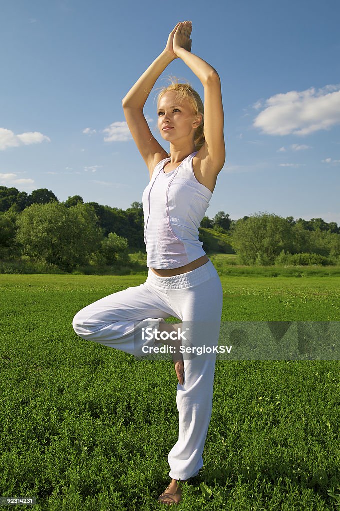Bela jovem s'exercitar ao ar livre - Foto de stock de 20-24 Anos royalty-free