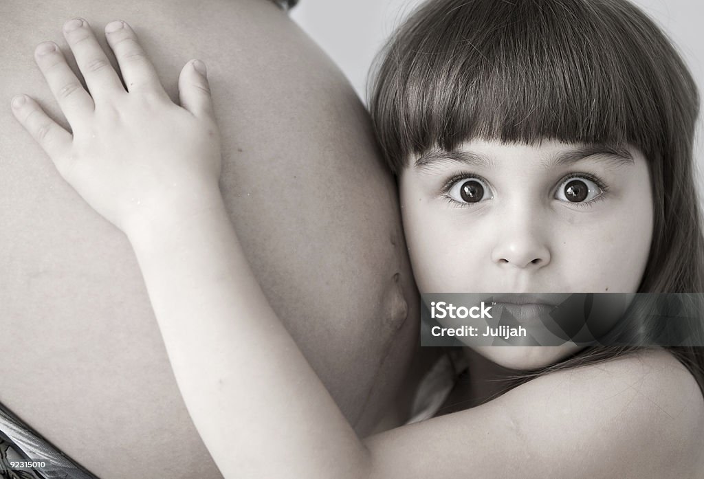 Mãe grávida e surpreenda goggled criança - Foto de stock de Abdômen Humano royalty-free