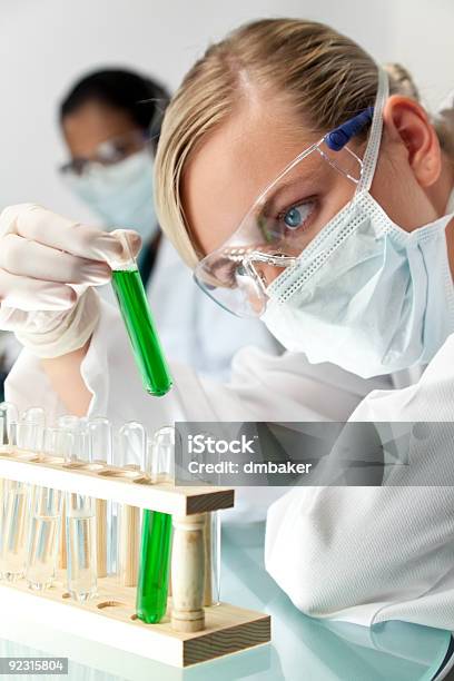 Equipo De Investigación Científica Femenina Con Una Solución Ecológica En Los Análisis De Laboratorio Foto de stock y más banco de imágenes de Método científico