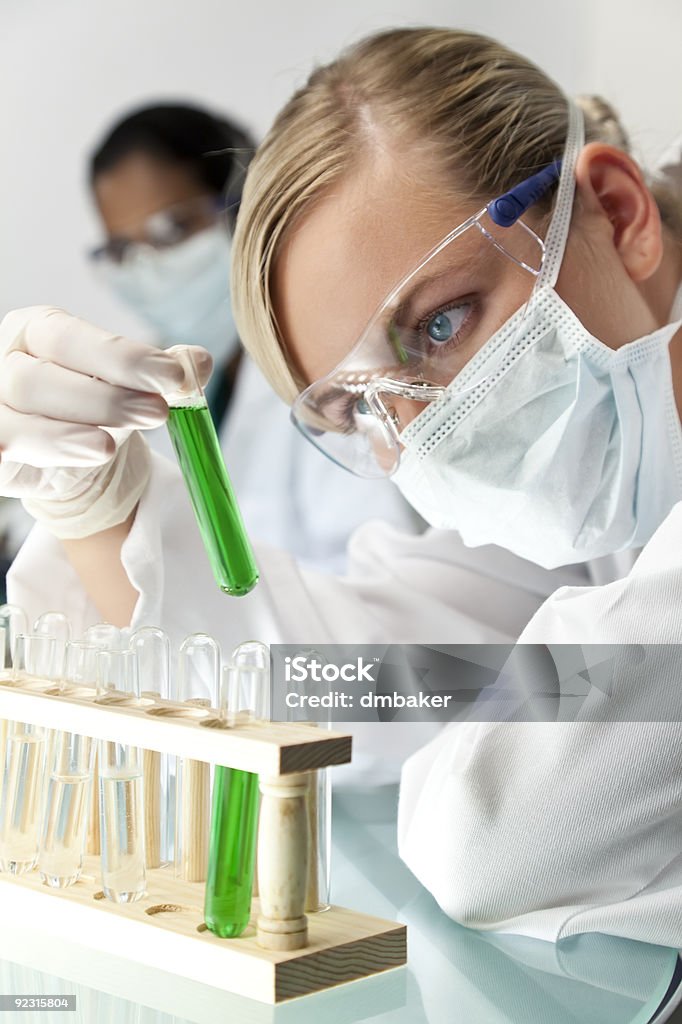 Zespół kobiet badania naukowe z zielonym rozwiązanie w laboratorium - Zbiór zdjęć royalty-free (Badanie naukowe)