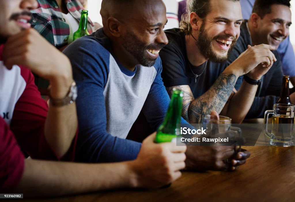 Amis, acclamant sport au bar ensemble - Photo de Bar libre de droits