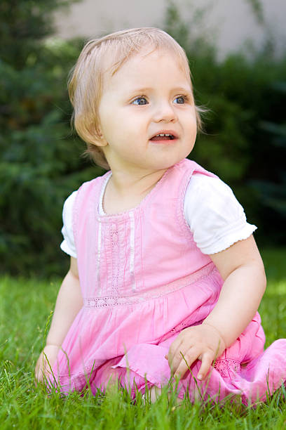 Bambino in giardino - foto stock