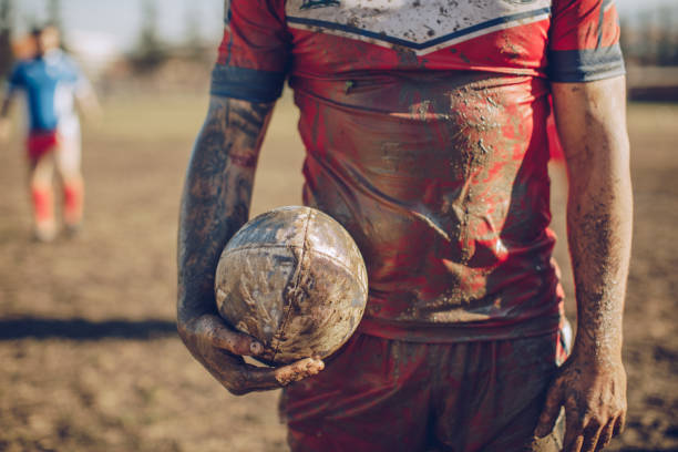 joueur de rugby, couvert de boue - mudball photos et images de collection