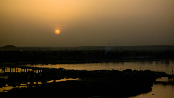 vue aérienne de fleuve niger à niamey au niger du coucher du soleil - niger delta photos et images de collection