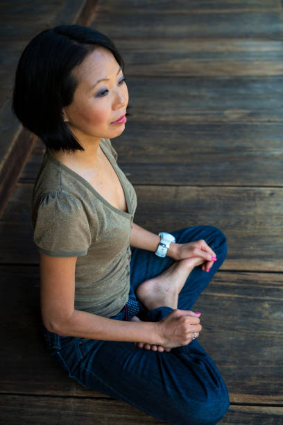 widok z boku kobiety siedzącej i medytującej w ogrodzie zen świątyni chion-ji w kioto, japonia - zen like women temple meditating zdjęcia i obrazy z banku zdjęć