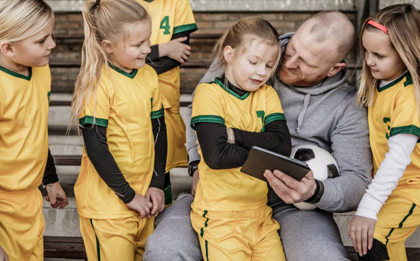 중간 세 빨강 머리 축구 아버지 여자 축구 대표팀 훈련에서 코칭 - strategy coach soccer digital tablet 뉴스 사진 이미지