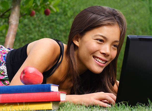 jovem mulher com o laptop no parque - laptop computer grass nature - fotografias e filmes do acervo