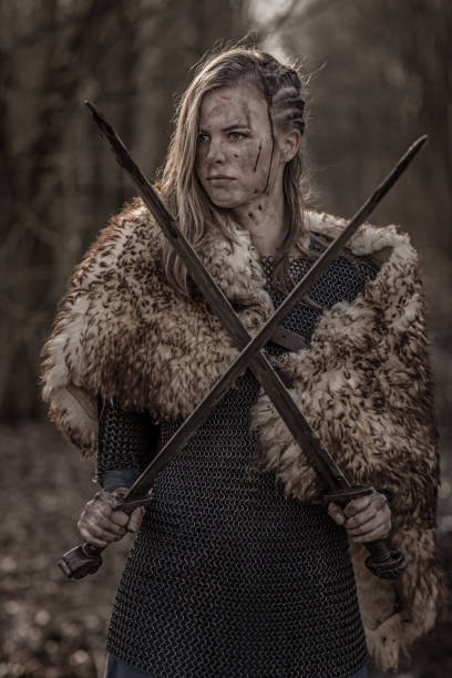 bella femmina reale guerriera vichinga in una foresta di campi di battaglia invernale - dutch culture netherlands history historical reenactment foto e immagini stock