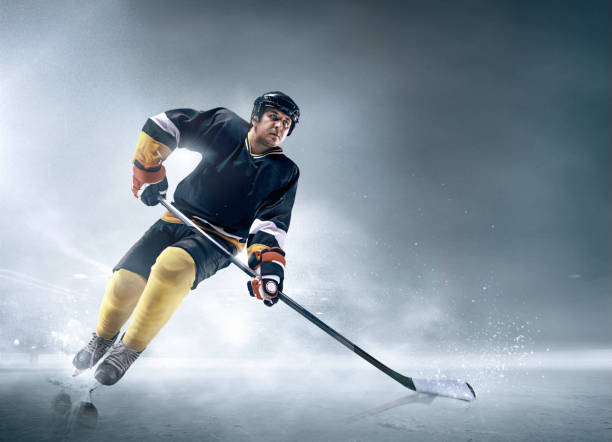 ice hockey-spieler in aktion - winter sport team sport hockey puck sport stock-fotos und bilder