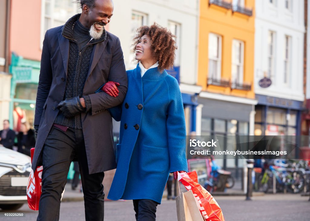 Casal maturo, desfrutando de compras na cidade juntos - Foto de stock de Fazer Compras royalty-free